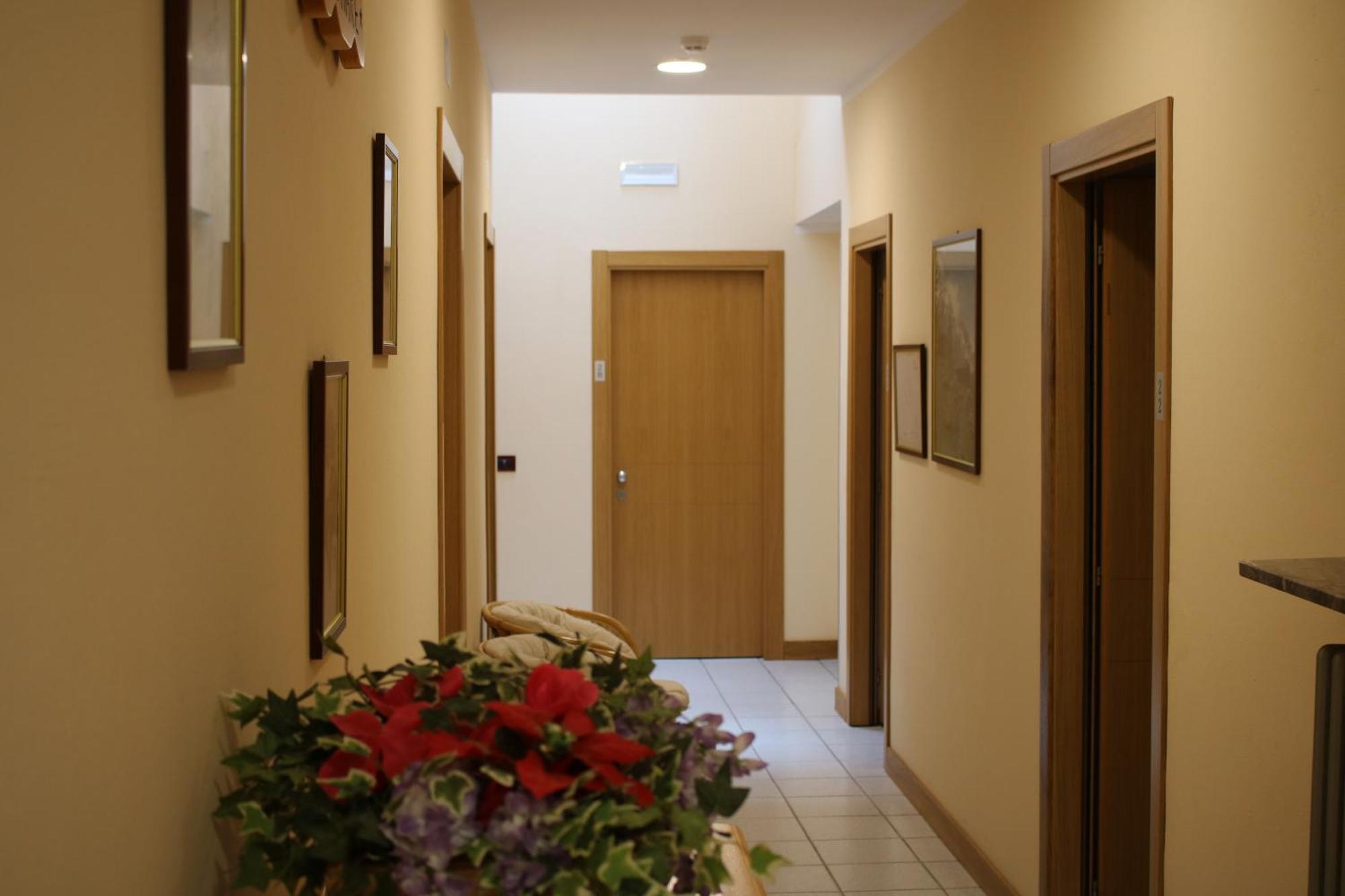Hotel Le Pinete Piazzatorre Extérieur photo