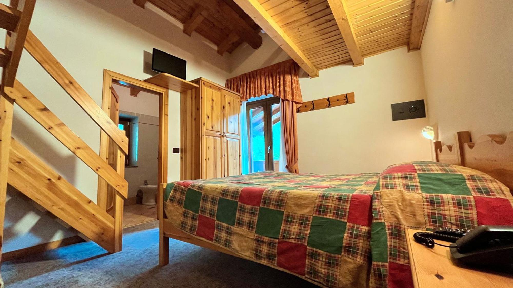 Hotel Le Pinete Piazzatorre Extérieur photo