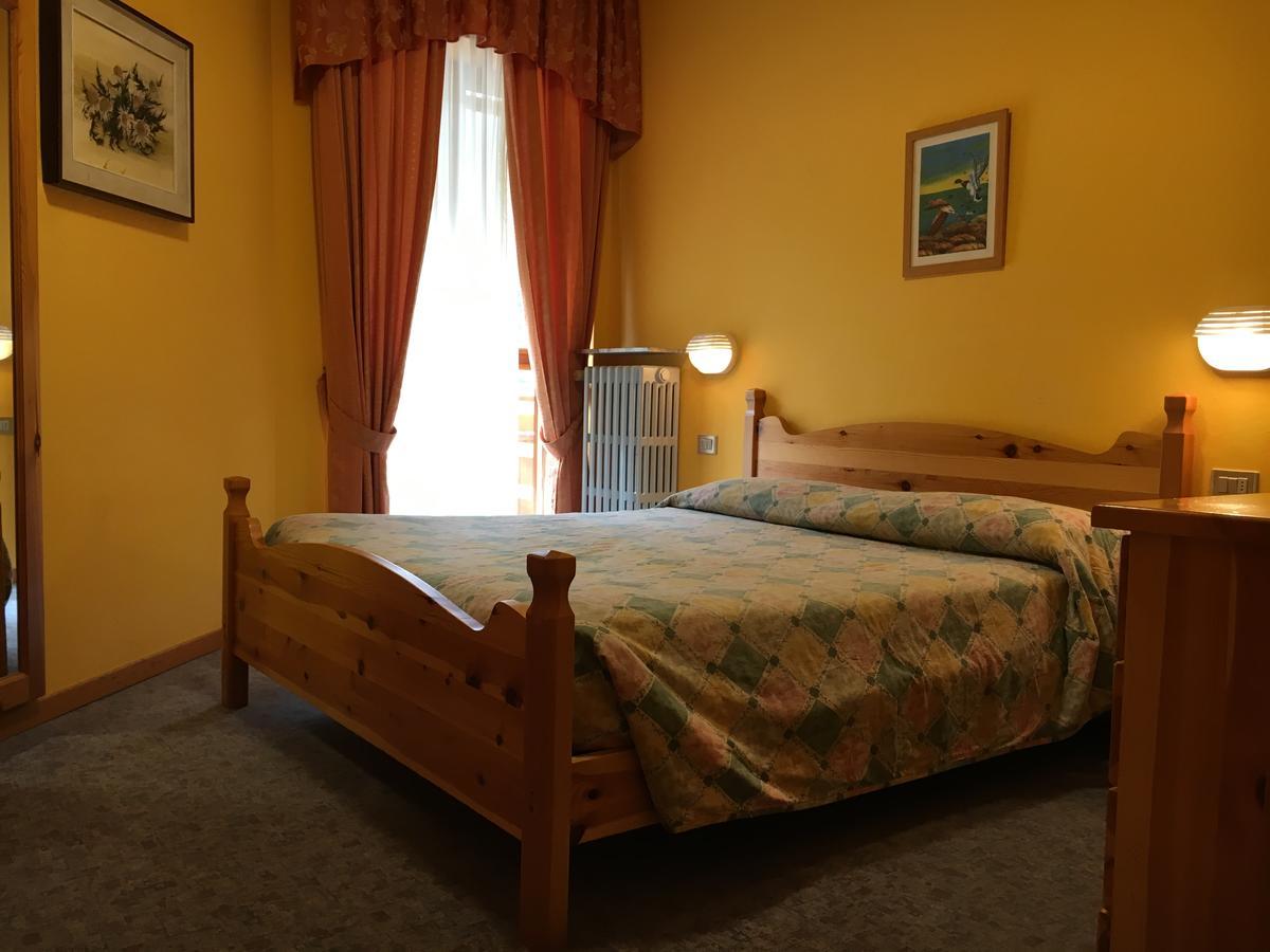 Hotel Le Pinete Piazzatorre Extérieur photo